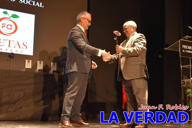 El teatro Thuillier acogió en la noche del pasado viernes el acto de entrega de la tercera edición de los Premios Rosa al Compromiso Social, organizado por el PSOE y Juventudes Socialistas. Los reconocimientos fueron entregados a Francisco Marín, presidente del gremio de editores de la Región de Murcia; a Juan Pedro Martínez, presidente de la cooperativa Frutas Caravaca; y a Francisca Baraza, presidenta de la Mancomunidad de los Canales del Taibilla.