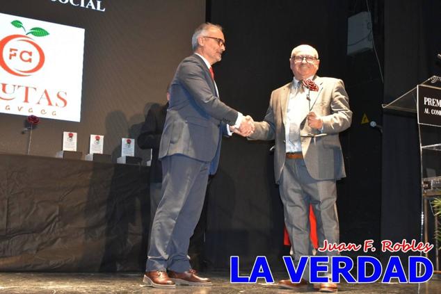 El teatro Thuillier acogió en la noche del pasado viernes el acto de entrega de la tercera edición de los Premios Rosa al Compromiso Social, organizado por el PSOE y Juventudes Socialistas. Los reconocimientos fueron entregados a Francisco Marín, presidente del gremio de editores de la Región de Murcia; a Juan Pedro Martínez, presidente de la cooperativa Frutas Caravaca; y a Francisca Baraza, presidenta de la Mancomunidad de los Canales del Taibilla.