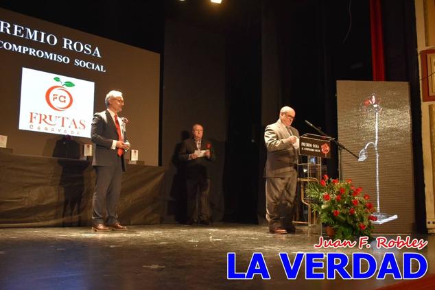El teatro Thuillier acogió en la noche del pasado viernes el acto de entrega de la tercera edición de los Premios Rosa al Compromiso Social, organizado por el PSOE y Juventudes Socialistas. Los reconocimientos fueron entregados a Francisco Marín, presidente del gremio de editores de la Región de Murcia; a Juan Pedro Martínez, presidente de la cooperativa Frutas Caravaca; y a Francisca Baraza, presidenta de la Mancomunidad de los Canales del Taibilla.