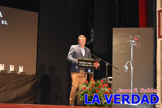El teatro Thuillier acogió en la noche del pasado viernes el acto de entrega de la tercera edición de los Premios Rosa al Compromiso Social, organizado por el PSOE y Juventudes Socialistas. Los reconocimientos fueron entregados a Francisco Marín, presidente del gremio de editores de la Región de Murcia; a Juan Pedro Martínez, presidente de la cooperativa Frutas Caravaca; y a Francisca Baraza, presidenta de la Mancomunidad de los Canales del Taibilla.