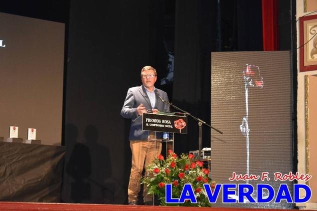 El teatro Thuillier acogió en la noche del pasado viernes el acto de entrega de la tercera edición de los Premios Rosa al Compromiso Social, organizado por el PSOE y Juventudes Socialistas. Los reconocimientos fueron entregados a Francisco Marín, presidente del gremio de editores de la Región de Murcia; a Juan Pedro Martínez, presidente de la cooperativa Frutas Caravaca; y a Francisca Baraza, presidenta de la Mancomunidad de los Canales del Taibilla.