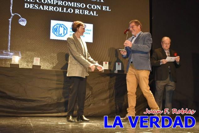 El teatro Thuillier acogió en la noche del pasado viernes el acto de entrega de la tercera edición de los Premios Rosa al Compromiso Social, organizado por el PSOE y Juventudes Socialistas. Los reconocimientos fueron entregados a Francisco Marín, presidente del gremio de editores de la Región de Murcia; a Juan Pedro Martínez, presidente de la cooperativa Frutas Caravaca; y a Francisca Baraza, presidenta de la Mancomunidad de los Canales del Taibilla.