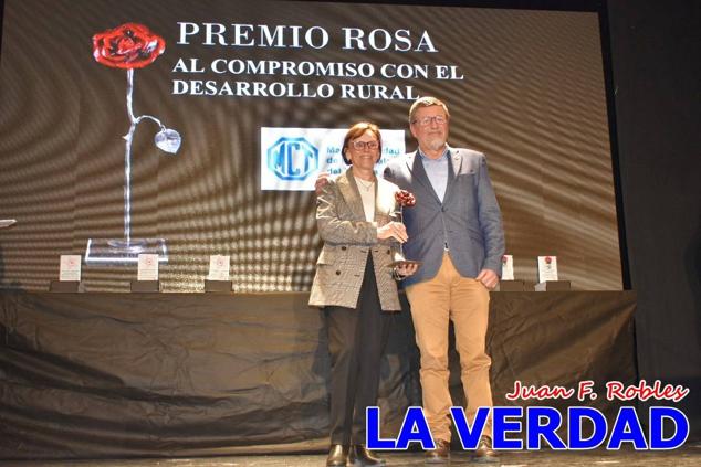 El teatro Thuillier acogió en la noche del pasado viernes el acto de entrega de la tercera edición de los Premios Rosa al Compromiso Social, organizado por el PSOE y Juventudes Socialistas. Los reconocimientos fueron entregados a Francisco Marín, presidente del gremio de editores de la Región de Murcia; a Juan Pedro Martínez, presidente de la cooperativa Frutas Caravaca; y a Francisca Baraza, presidenta de la Mancomunidad de los Canales del Taibilla.