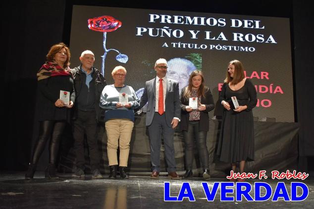 El teatro Thuillier acogió en la noche del pasado viernes el acto de entrega de la tercera edición de los Premios Rosa al Compromiso Social, organizado por el PSOE y Juventudes Socialistas. Los reconocimientos fueron entregados a Francisco Marín, presidente del gremio de editores de la Región de Murcia; a Juan Pedro Martínez, presidente de la cooperativa Frutas Caravaca; y a Francisca Baraza, presidenta de la Mancomunidad de los Canales del Taibilla.