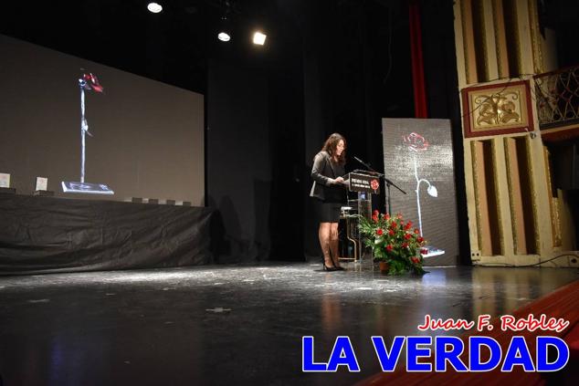 El teatro Thuillier acogió en la noche del pasado viernes el acto de entrega de la tercera edición de los Premios Rosa al Compromiso Social, organizado por el PSOE y Juventudes Socialistas. Los reconocimientos fueron entregados a Francisco Marín, presidente del gremio de editores de la Región de Murcia; a Juan Pedro Martínez, presidente de la cooperativa Frutas Caravaca; y a Francisca Baraza, presidenta de la Mancomunidad de los Canales del Taibilla.
