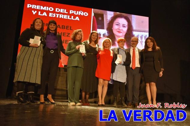 El teatro Thuillier acogió en la noche del pasado viernes el acto de entrega de la tercera edición de los Premios Rosa al Compromiso Social, organizado por el PSOE y Juventudes Socialistas. Los reconocimientos fueron entregados a Francisco Marín, presidente del gremio de editores de la Región de Murcia; a Juan Pedro Martínez, presidente de la cooperativa Frutas Caravaca; y a Francisca Baraza, presidenta de la Mancomunidad de los Canales del Taibilla.