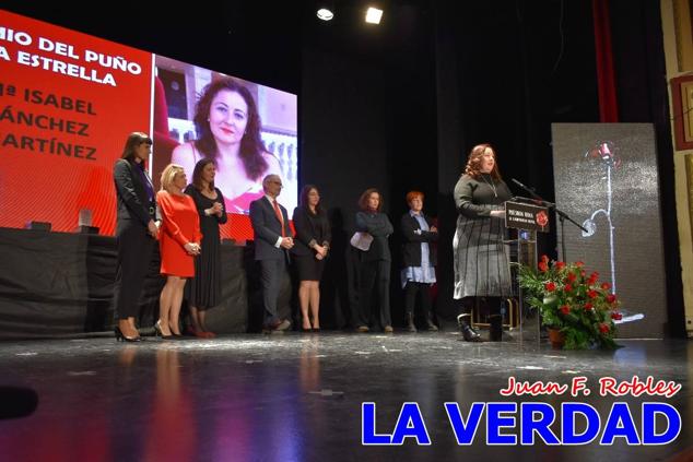 El teatro Thuillier acogió en la noche del pasado viernes el acto de entrega de la tercera edición de los Premios Rosa al Compromiso Social, organizado por el PSOE y Juventudes Socialistas. Los reconocimientos fueron entregados a Francisco Marín, presidente del gremio de editores de la Región de Murcia; a Juan Pedro Martínez, presidente de la cooperativa Frutas Caravaca; y a Francisca Baraza, presidenta de la Mancomunidad de los Canales del Taibilla.