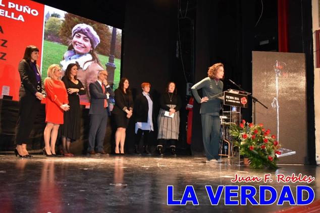 El teatro Thuillier acogió en la noche del pasado viernes el acto de entrega de la tercera edición de los Premios Rosa al Compromiso Social, organizado por el PSOE y Juventudes Socialistas. Los reconocimientos fueron entregados a Francisco Marín, presidente del gremio de editores de la Región de Murcia; a Juan Pedro Martínez, presidente de la cooperativa Frutas Caravaca; y a Francisca Baraza, presidenta de la Mancomunidad de los Canales del Taibilla.