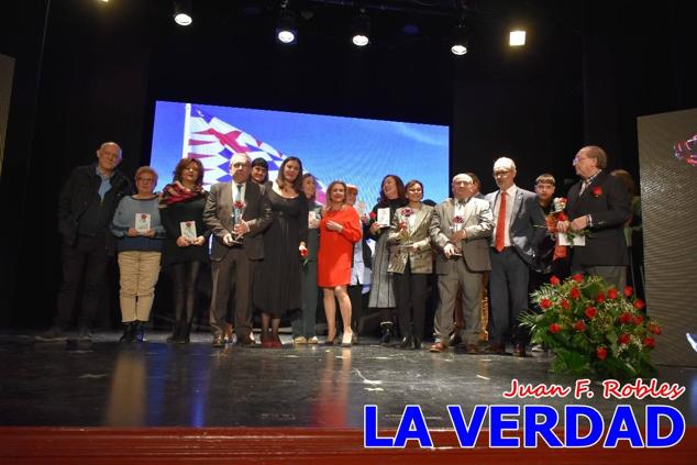 El teatro Thuillier acogió en la noche del pasado viernes el acto de entrega de la tercera edición de los Premios Rosa al Compromiso Social, organizado por el PSOE y Juventudes Socialistas. Los reconocimientos fueron entregados a Francisco Marín, presidente del gremio de editores de la Región de Murcia; a Juan Pedro Martínez, presidente de la cooperativa Frutas Caravaca; y a Francisca Baraza, presidenta de la Mancomunidad de los Canales del Taibilla.