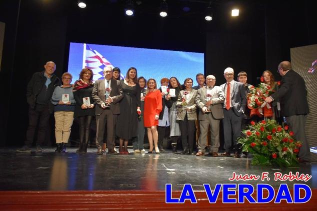 El teatro Thuillier acogió en la noche del pasado viernes el acto de entrega de la tercera edición de los Premios Rosa al Compromiso Social, organizado por el PSOE y Juventudes Socialistas. Los reconocimientos fueron entregados a Francisco Marín, presidente del gremio de editores de la Región de Murcia; a Juan Pedro Martínez, presidente de la cooperativa Frutas Caravaca; y a Francisca Baraza, presidenta de la Mancomunidad de los Canales del Taibilla.