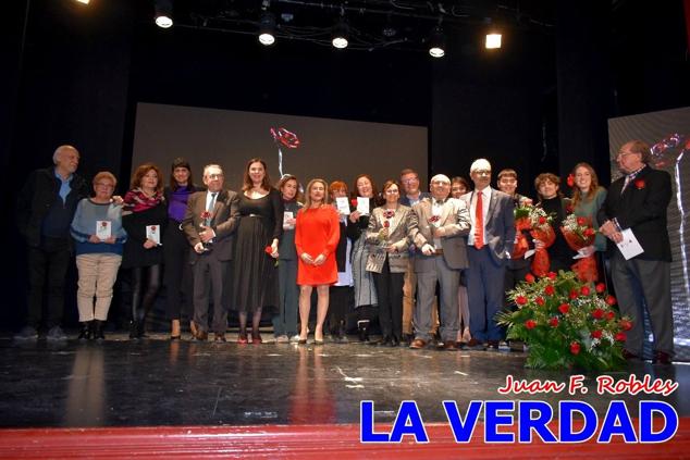 El teatro Thuillier acogió en la noche del pasado viernes el acto de entrega de la tercera edición de los Premios Rosa al Compromiso Social, organizado por el PSOE y Juventudes Socialistas. Los reconocimientos fueron entregados a Francisco Marín, presidente del gremio de editores de la Región de Murcia; a Juan Pedro Martínez, presidente de la cooperativa Frutas Caravaca; y a Francisca Baraza, presidenta de la Mancomunidad de los Canales del Taibilla.