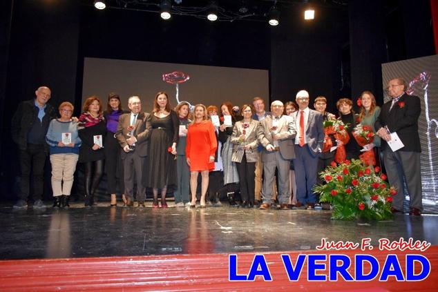 El teatro Thuillier acogió en la noche del pasado viernes el acto de entrega de la tercera edición de los Premios Rosa al Compromiso Social, organizado por el PSOE y Juventudes Socialistas. Los reconocimientos fueron entregados a Francisco Marín, presidente del gremio de editores de la Región de Murcia; a Juan Pedro Martínez, presidente de la cooperativa Frutas Caravaca; y a Francisca Baraza, presidenta de la Mancomunidad de los Canales del Taibilla.