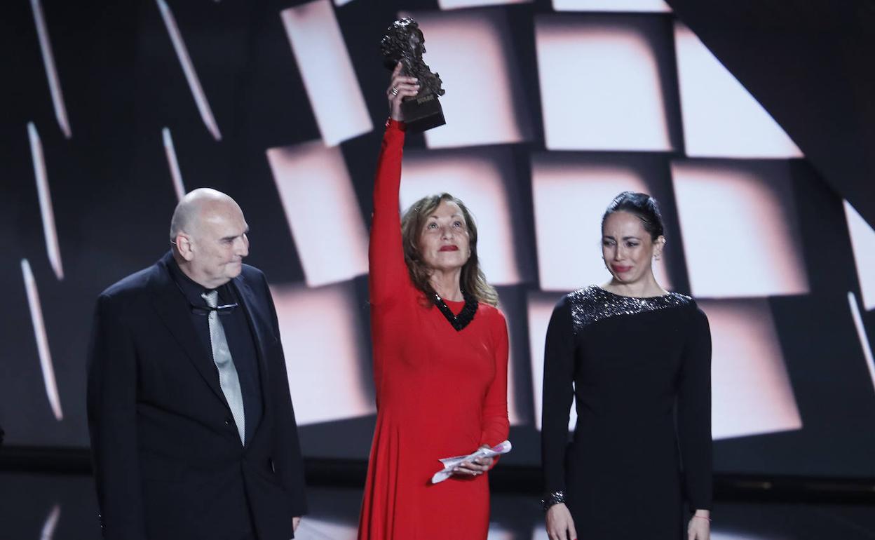 La actriz Eulalia Ramón (c), viuda del director fallecido ayer Carlos Saura, y sus hijos Antonio (i) y Ana 