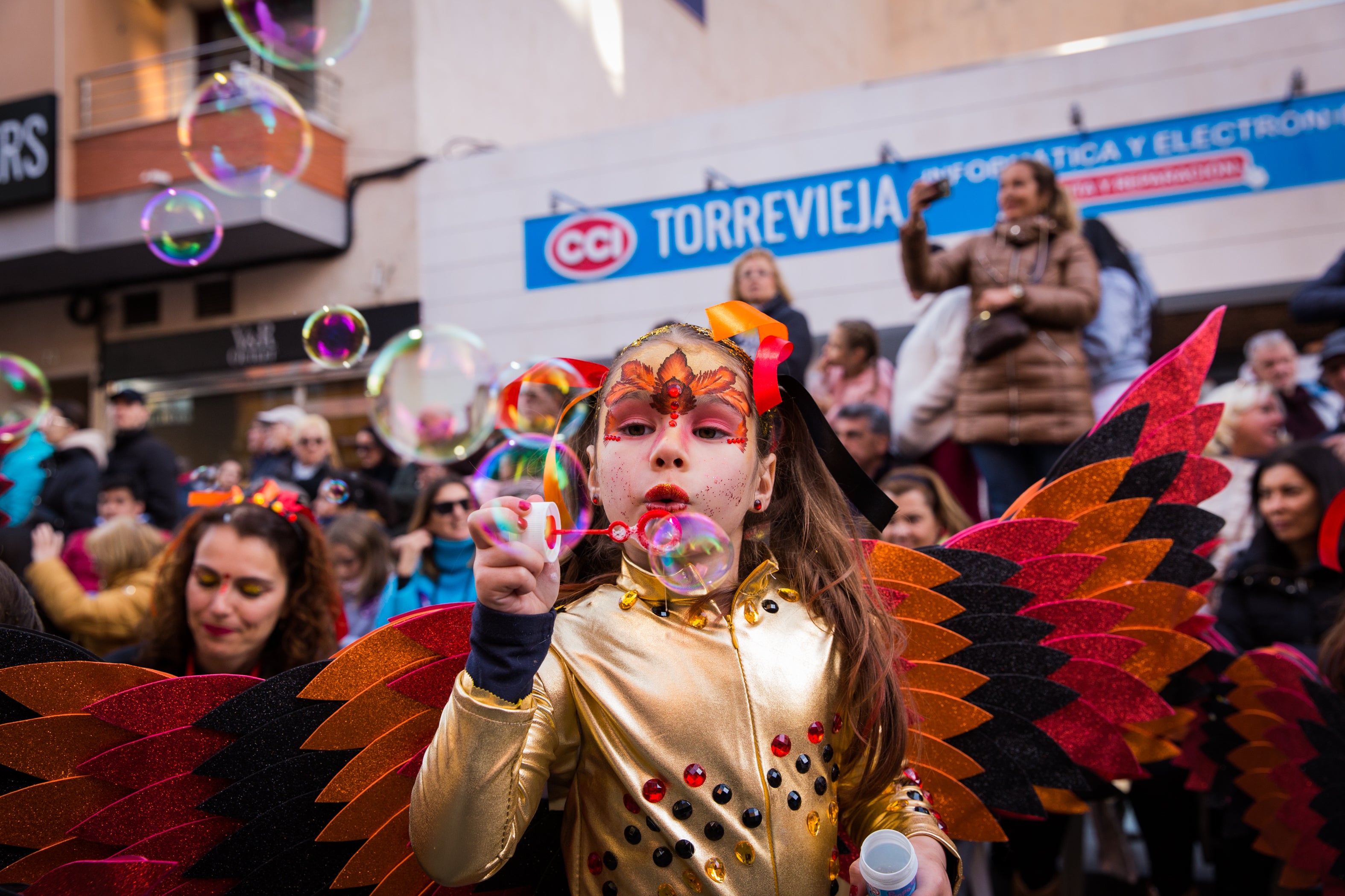 Fotos: Brillante estallido de color y buen baile del carnaval de Torrevieja