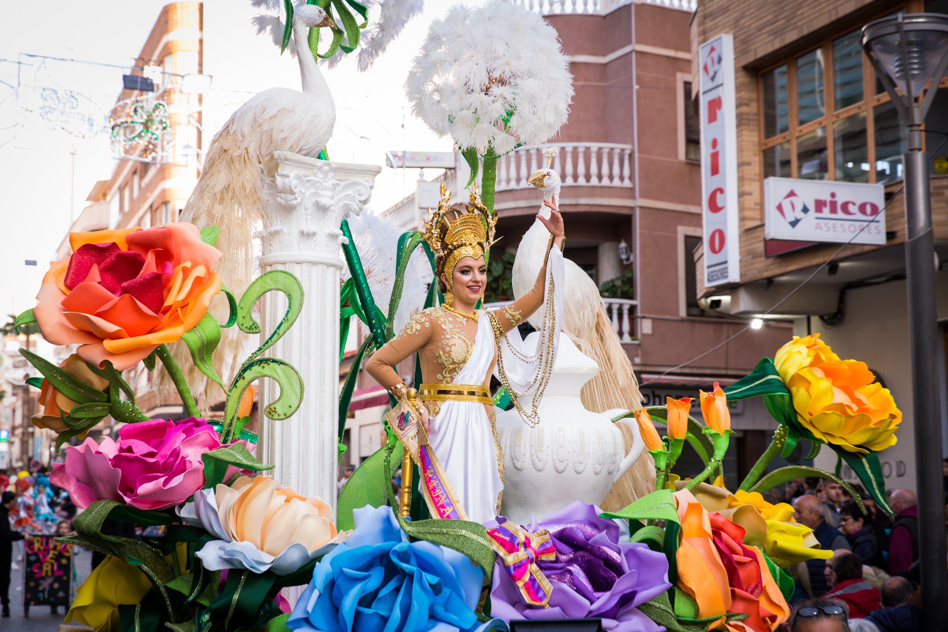 Fotos: Brillante estallido de color y buen baile del carnaval de Torrevieja