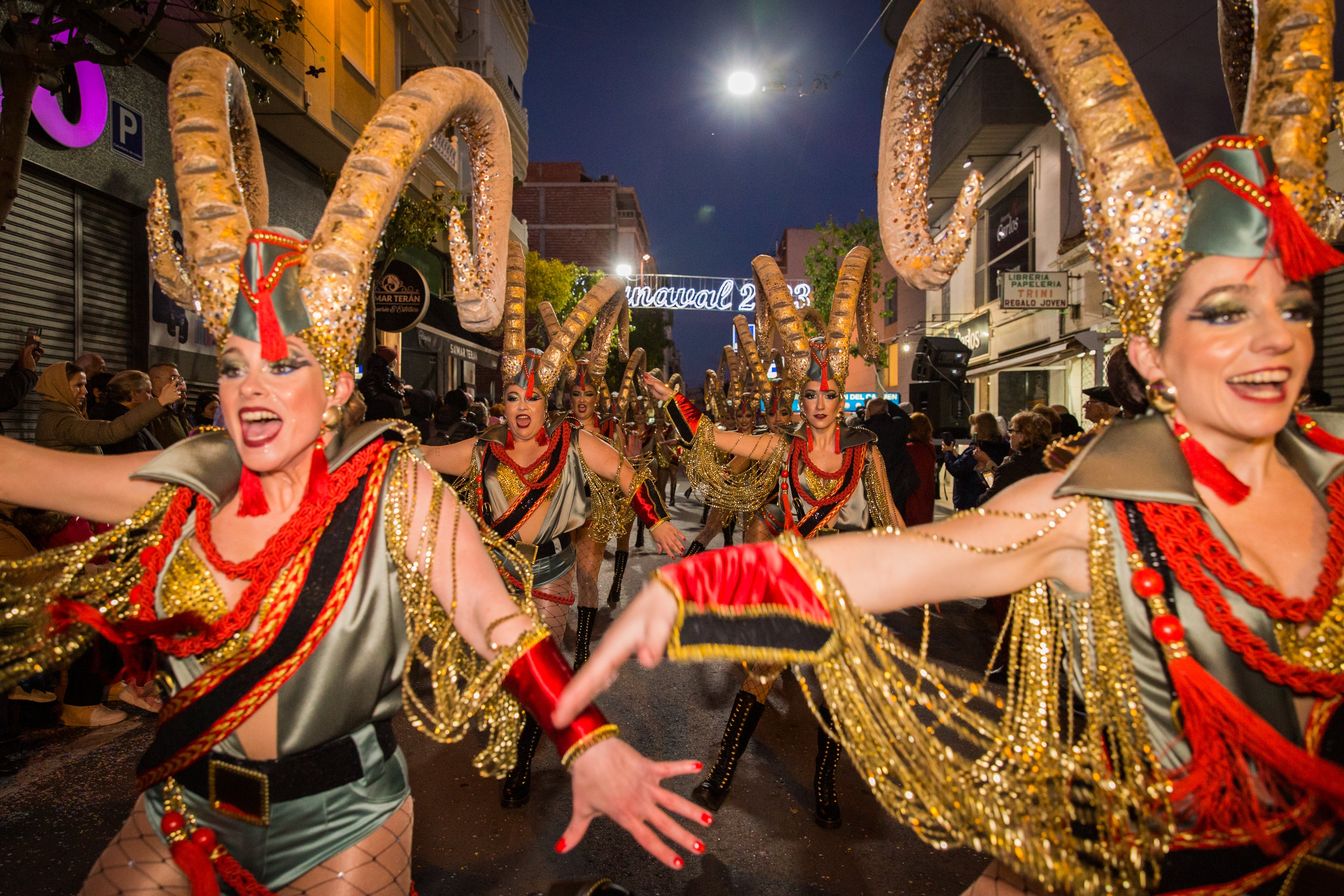Fotos: Brillante estallido de color y buen baile del carnaval de Torrevieja