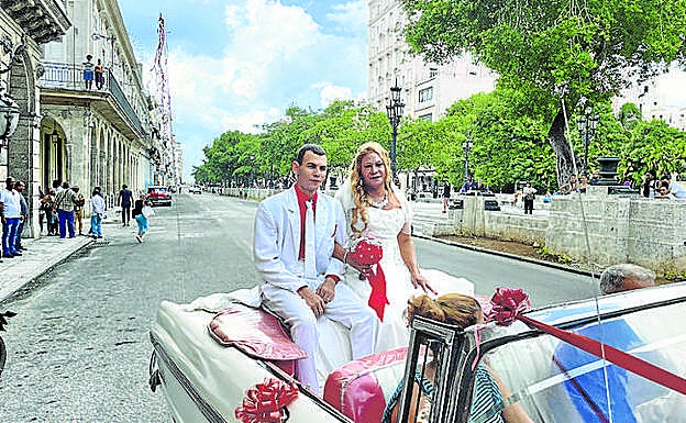 Boda gay en el Paseo del Prado, La Habana.