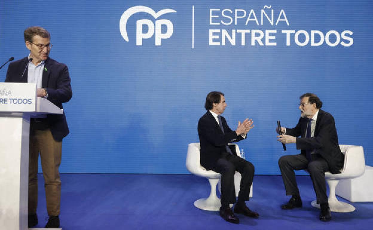 Feijóo, el pasado sábado en Valencia junto a los expresidentes del PP Aznar y Rajoy.