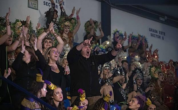 El público del pabellón animó cada coreografía. 