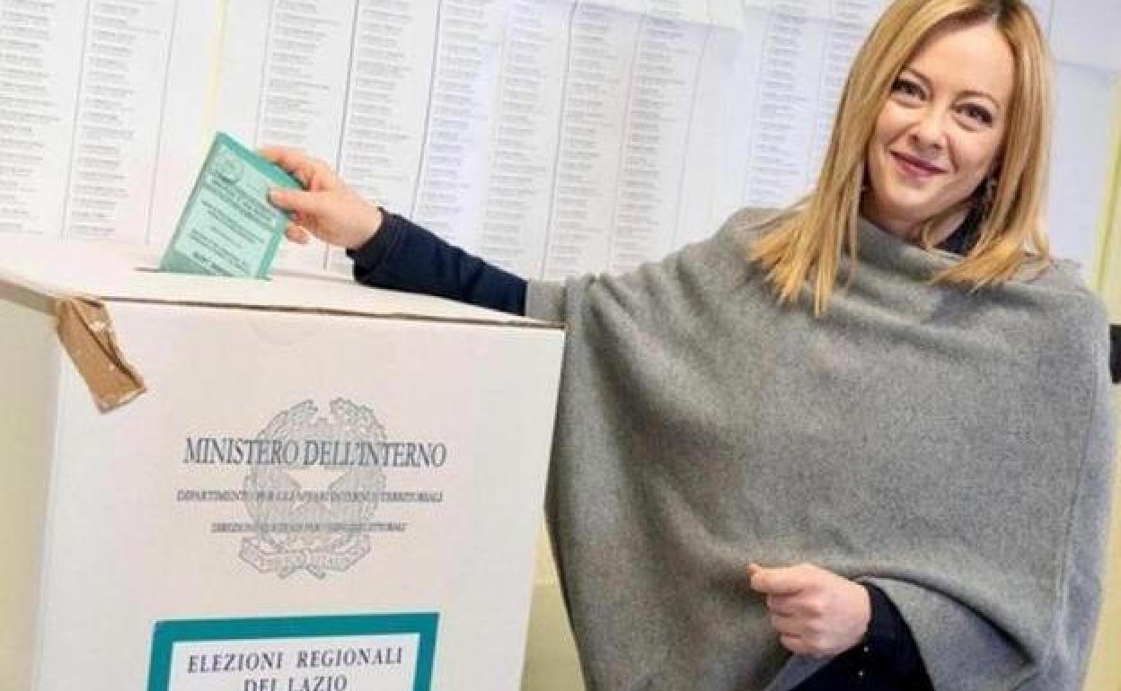 La primera ministra italiana, Giorgia Meloni, emitiendo su voto en un colegio electoral durante las elecciones regionales, en Roma