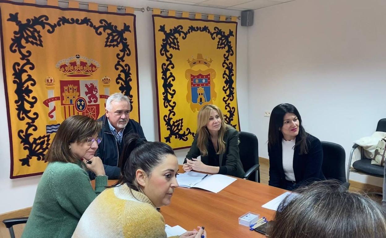 La directora del SEF, Marisa López, se reunió hoy con el alcalde de Moratalla, Jesús Amo, e interlocutores sociales del municipio, así como responsables de la oficina del SEF de la localidad.
