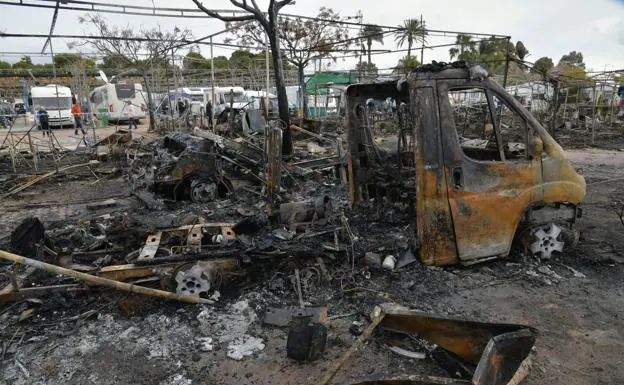 Imagen principal - Caravanas y parcelas del camping, este martes por la mañana, tras el incendio.