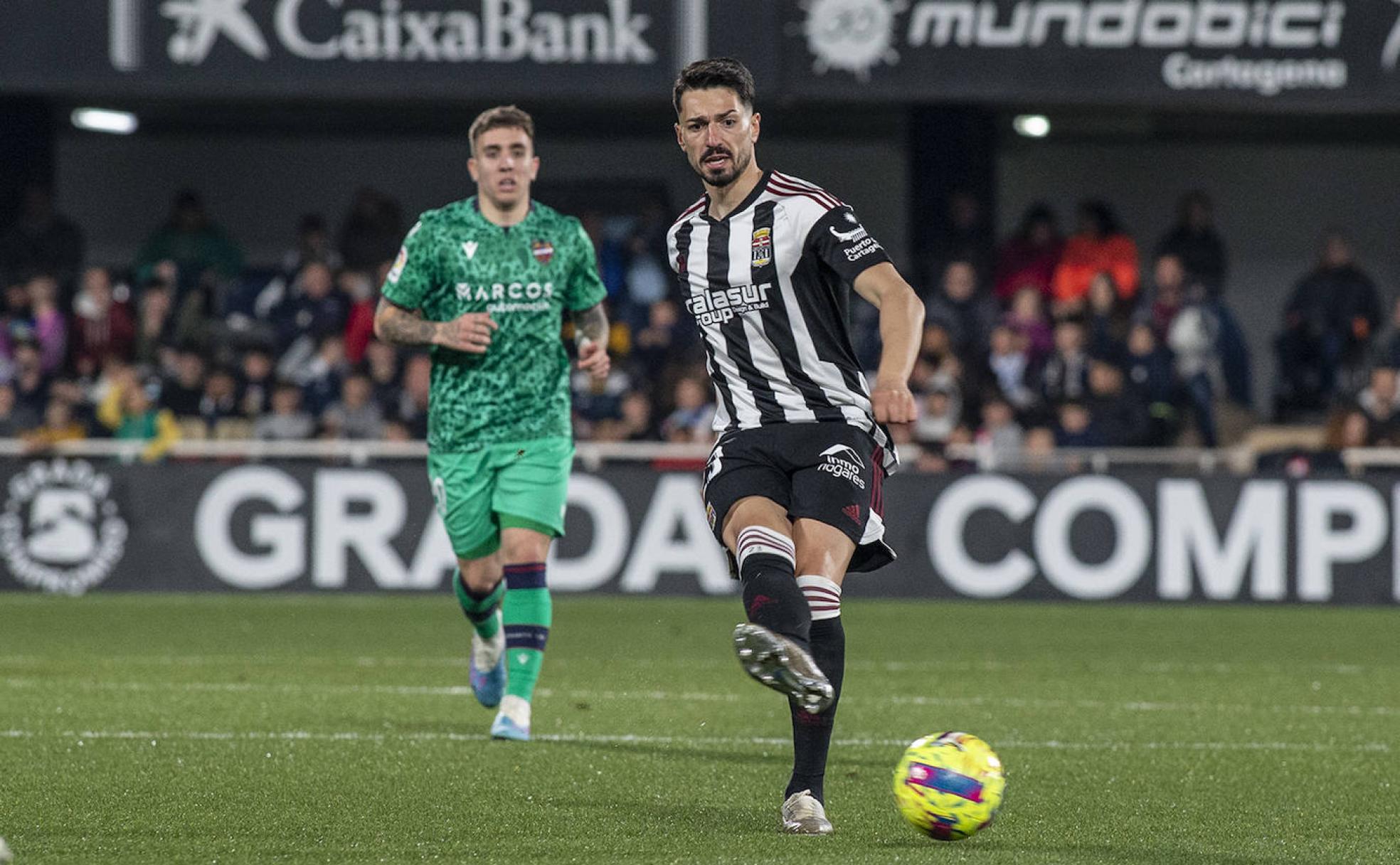 Pêpê da un pase en el partido ante el Levante. 
