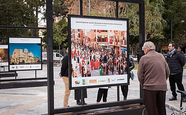 La exposición cuenta con 28 fotografías que muestran la cultura y tradiciones de la zona. 