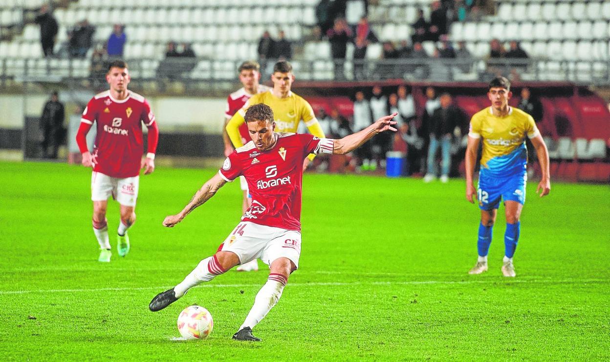 Pedro León lanza el penalti que dio el primer gol al Real Murcia el pasado sábado ante el Nástic. 