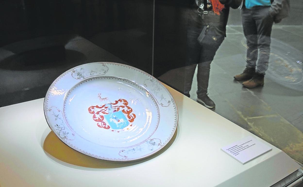 Una uente blasonada de porcelana china del siglo XVIII, expuesta en el Arqua.