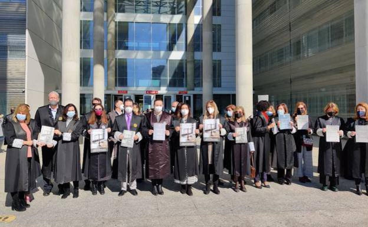 Huelga de letrados a las puertas de la Ciudad de la Justicia, en una imagen de archivo. 