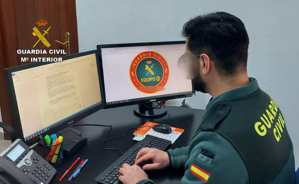 Un agente de la Guardia Civil trabaja en la operación.