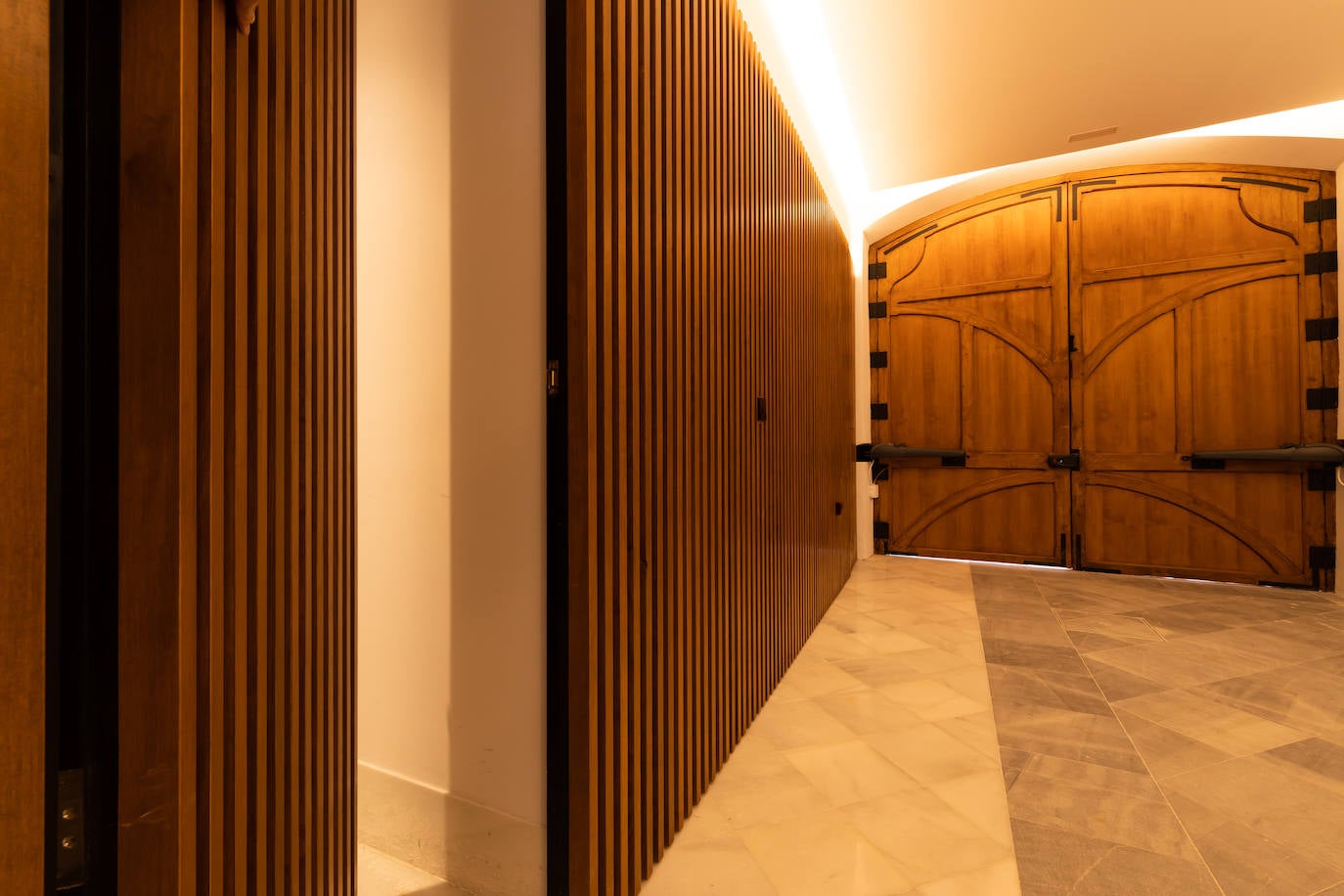 Entrada al edificio de la calle Pinares (Murcia), que conserva la puerta original.