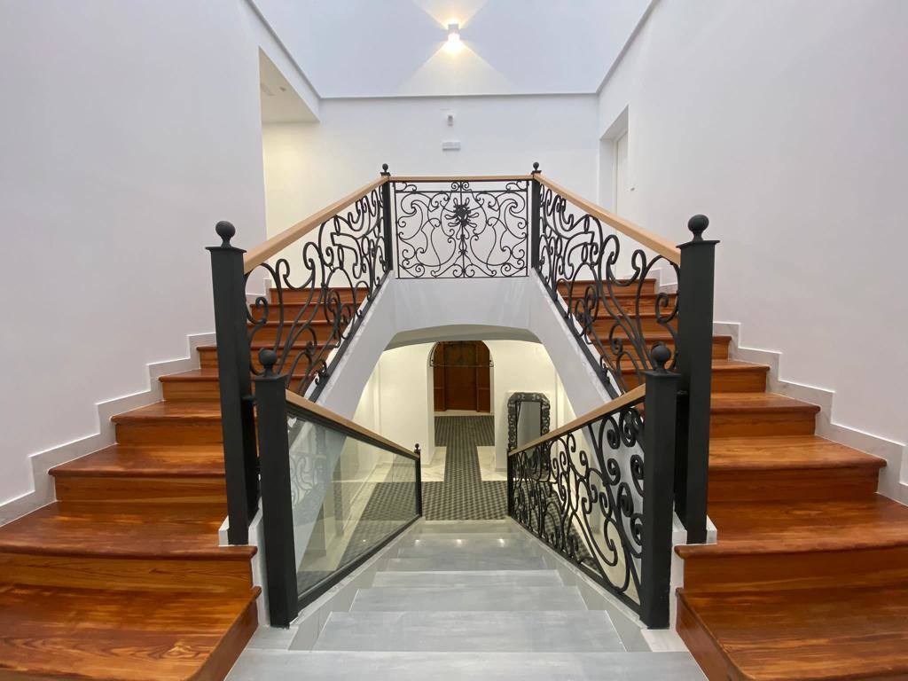 Vestíbulo de la casa Cachá, en la calle Juan de Toledo de Lorca, en la que se ha recuperado la gran escalera.