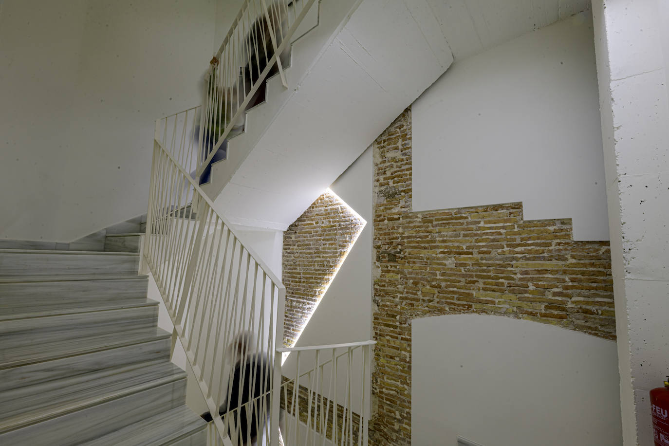 Escalera del edificio Baltasar de Murcia que conserva paños de ladrillos originales.