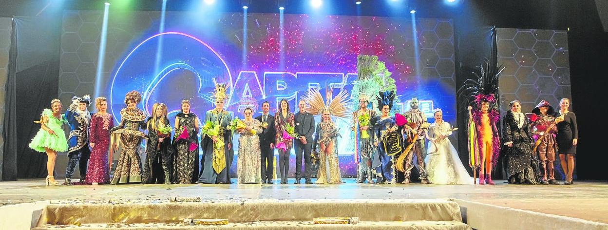 A la izquierda, imagen del Concurso de Trajes dePapel que se celebró el pasado domingo junto alConcurso de Maquillaje Corporal. 