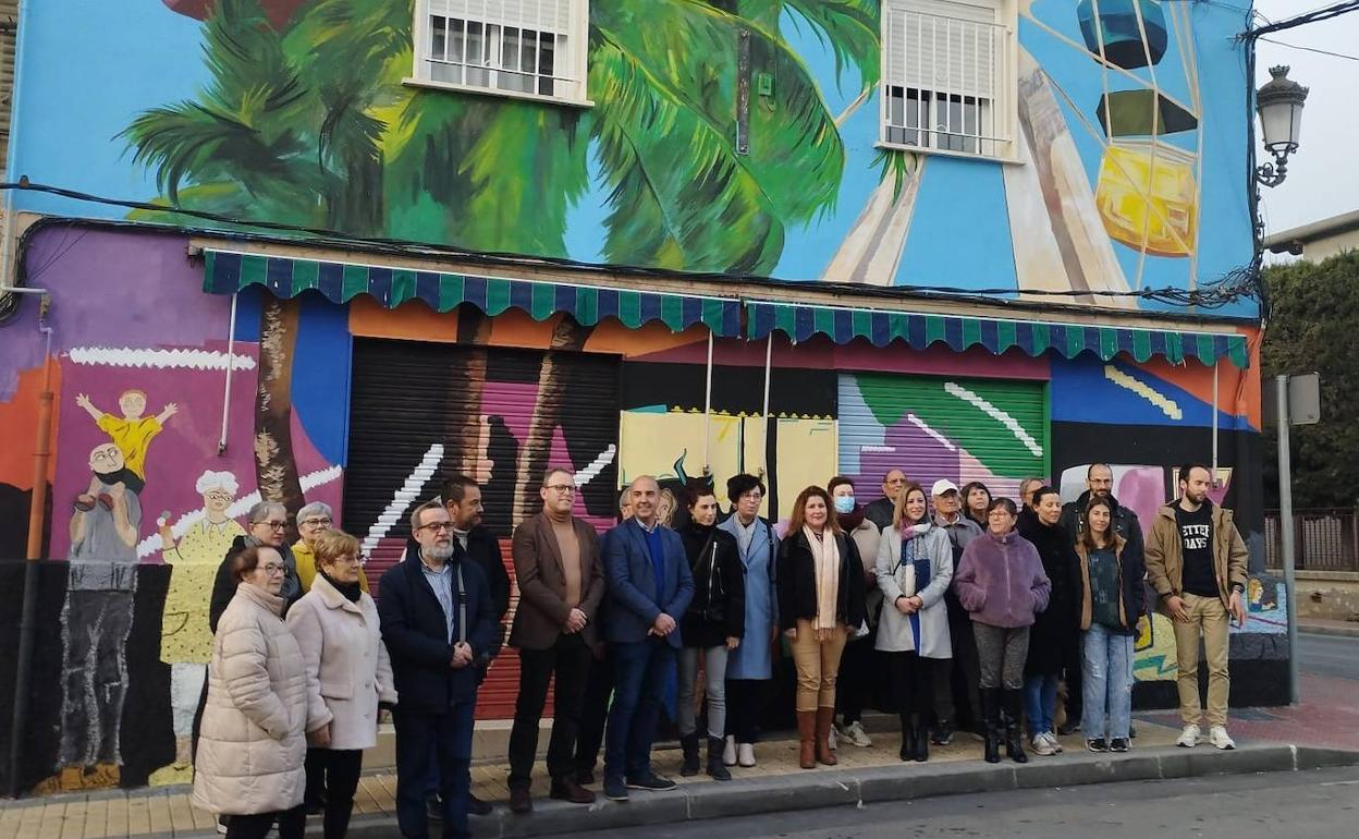 Dirigentes del gobierno local y vecinos, en la inauguración del mural. 