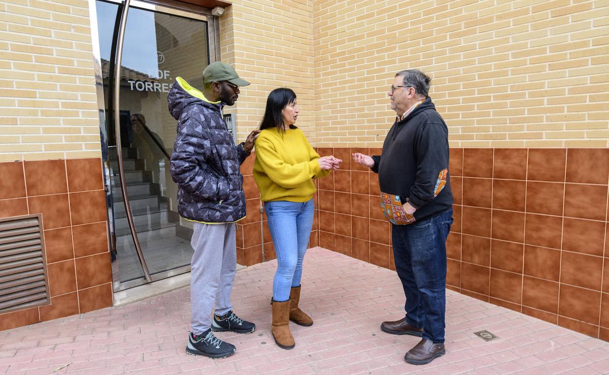 Nélida, este viernes por la mañana, charlando con Joaquín Sánchez, de la PAH, en la puerta de su casa. 