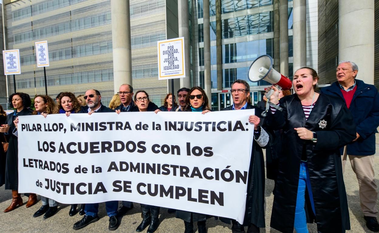Concentración de los LAJ de la Región, este viernes en la Ciudad de la Justicia de Murcia. 