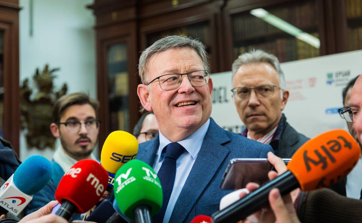 Ximo Puig atiende a los medios de comunicación, este viernes, en Orihuela.