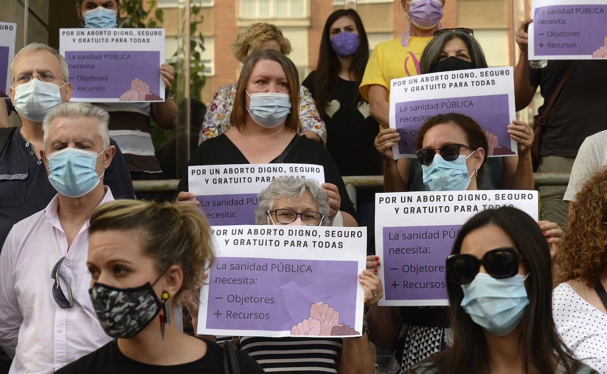 Participantes en una protesta contra la gestión de los abortos en la Región de Murcia, el año pasado. 