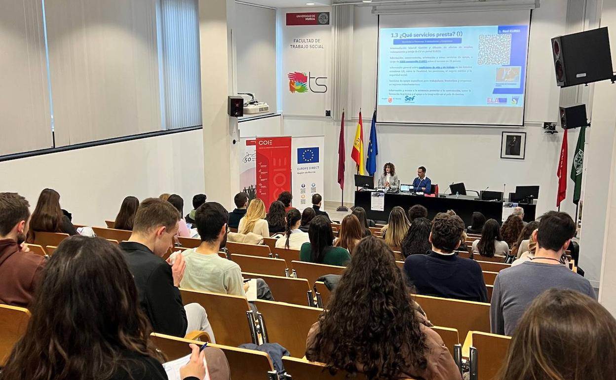 Universitarios en la jornada sobre 'Oportunidades de Empleo y Formación en la Unión Europea'. 