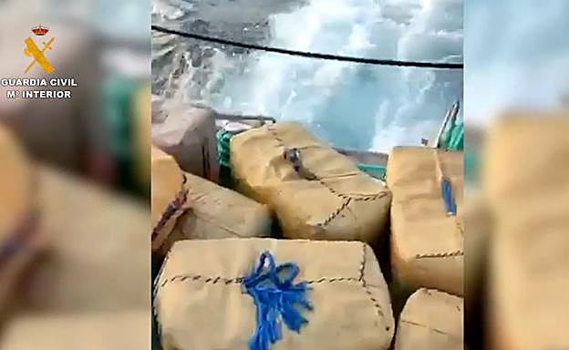 Fardos de droga sobre una lancha. 