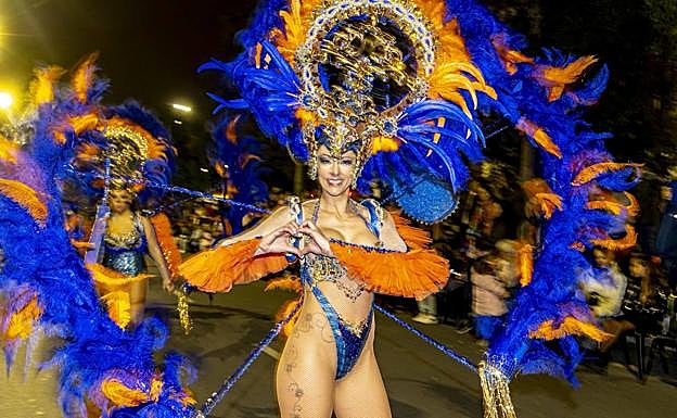 Una bailarina de la comparsa Ipanema a su paso por una abarrotada Alameda de San Antón. 