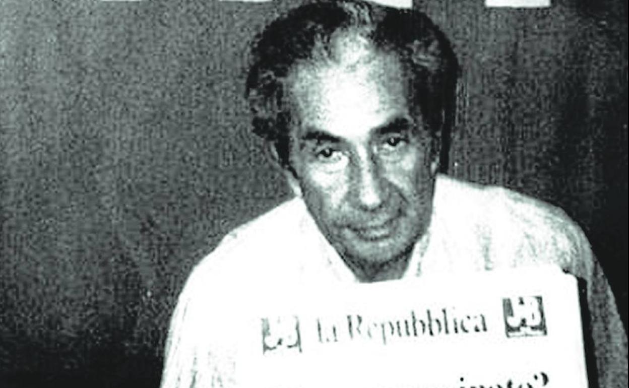 Toda su escolta fue asesinada en nombre de la revolución. El 9 de mayo, tras un pulso al Estado y la retransmisión de la agonía psicológica de Moro, los terroristas acribillaron su cuerpo en el maletero de un Renault 4. 