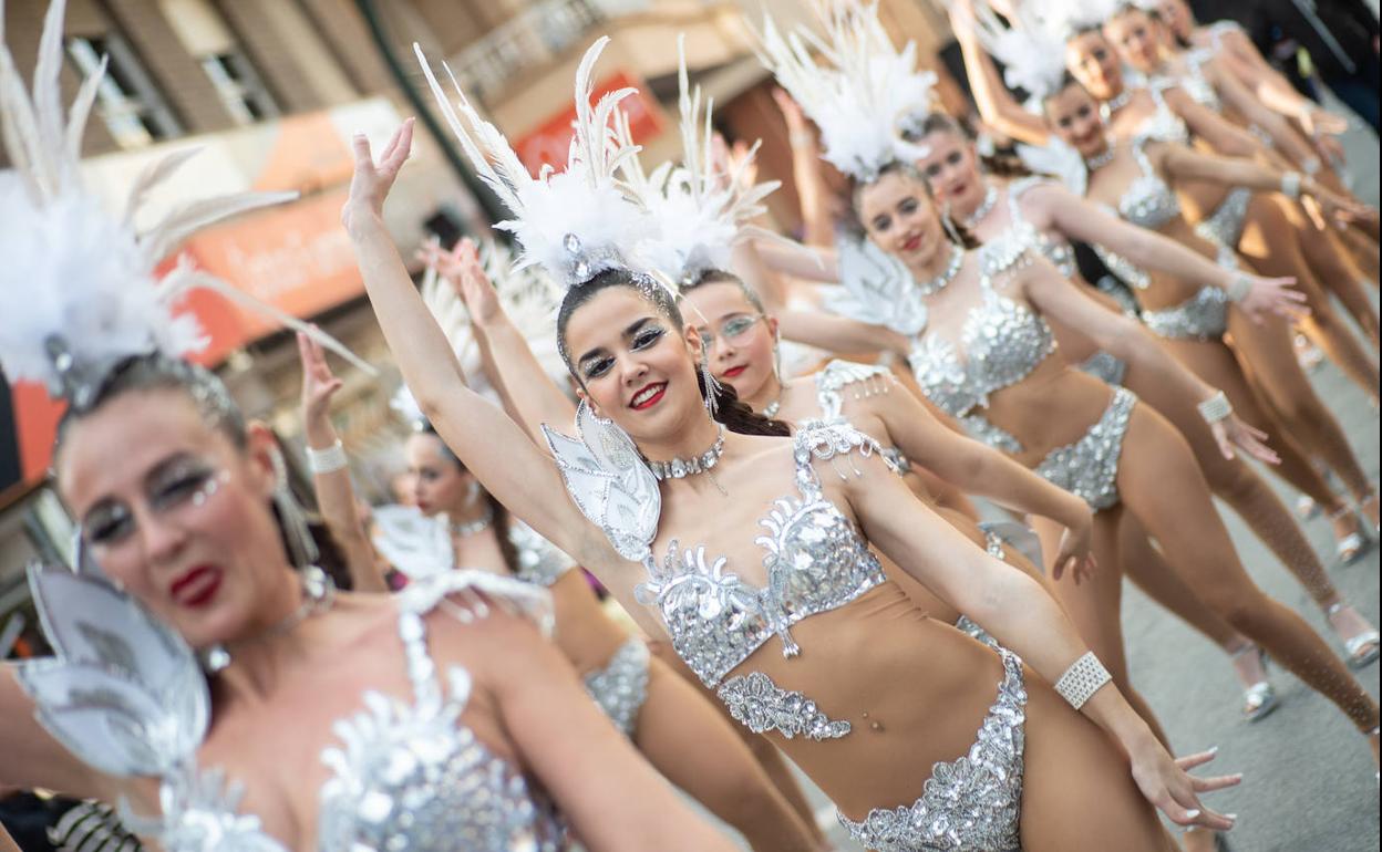 Imagen de una de las comparsas participantes en el desfile general del carnaval de Beniaján.