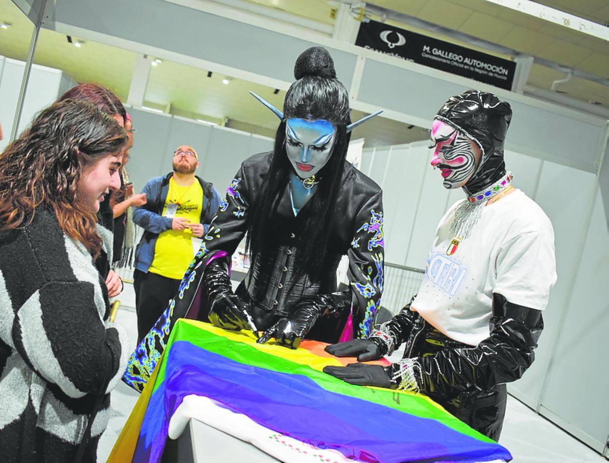 Las artistas drag Onyx y Sotiri junto a los fans en Winter Freak. 