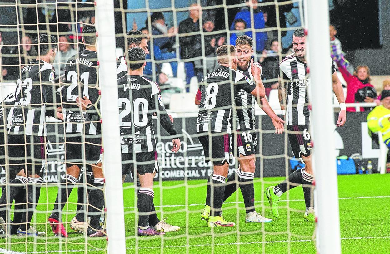 Los jugadores del Cartagena celebran con euforia el 2-0 anotado por Damián Musto el pasado viernes en el enfrentamiento ante el Real Oviedo en el Cartagonova. 