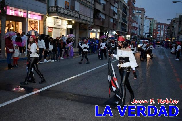 Las avenidas Prolongación y Gran Vía de Caravaca de la Cruz acogieron el Desfile de Carnaval de 2023. La creatividad, el colorido, la música y un ambiente festivo contrarrestaron las inclemencias meteorológicas. 