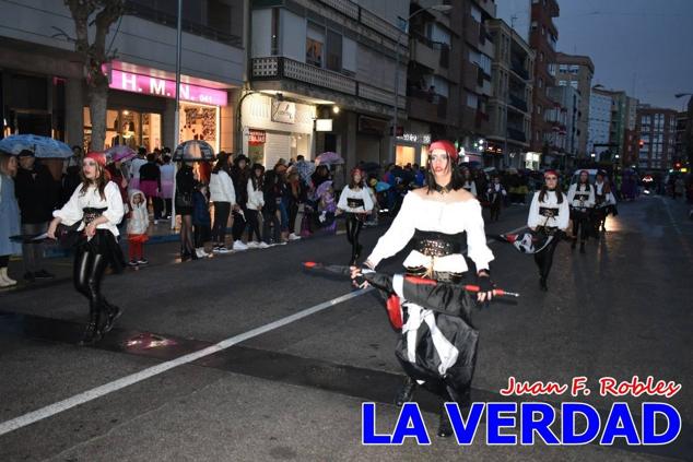 Las avenidas Prolongación y Gran Vía de Caravaca de la Cruz acogieron el Desfile de Carnaval de 2023. La creatividad, el colorido, la música y un ambiente festivo contrarrestaron las inclemencias meteorológicas. 